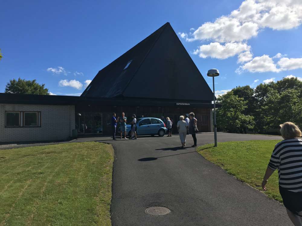 Kyrkan-framifran-sommar.JPG